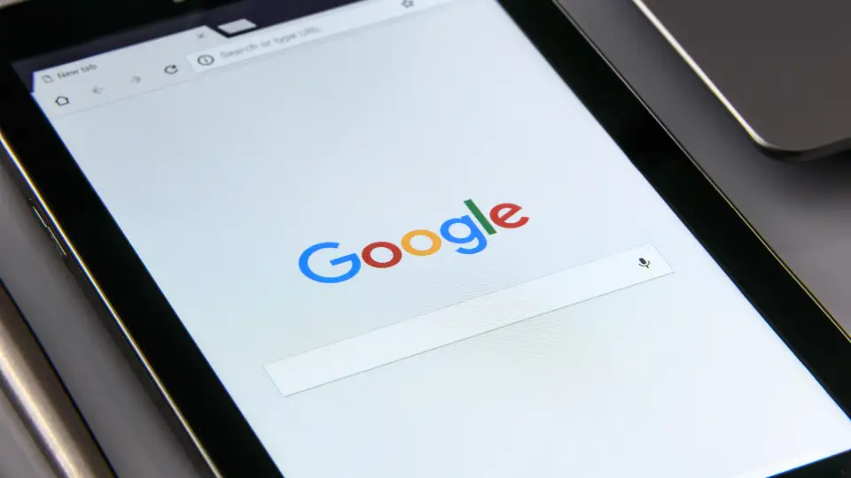 Mit dem kostenlosen Google Ranking Checker die Position deiner Website für ein bestimmtes Keyword in den TOP 50 erfahren.